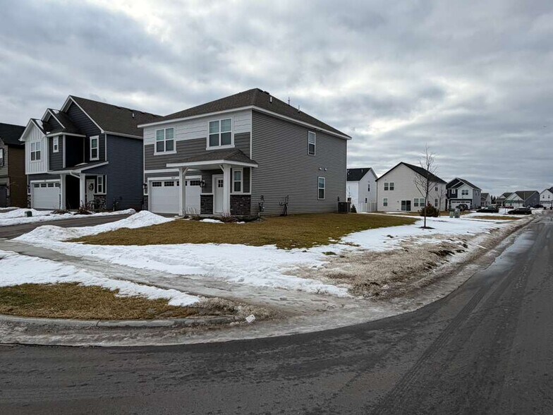 Building Photo - 10604 Heron Ave S