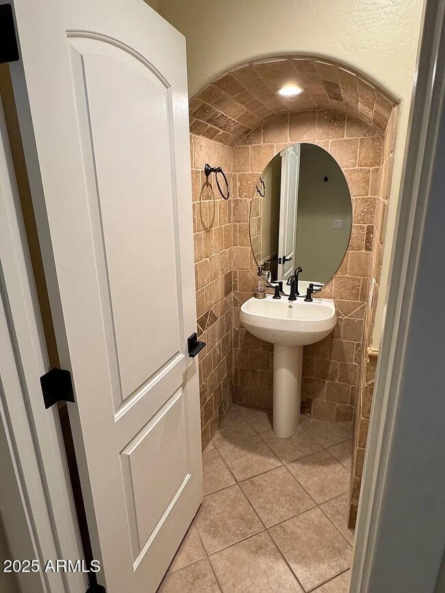 Building Photo - 2909 N 48th St