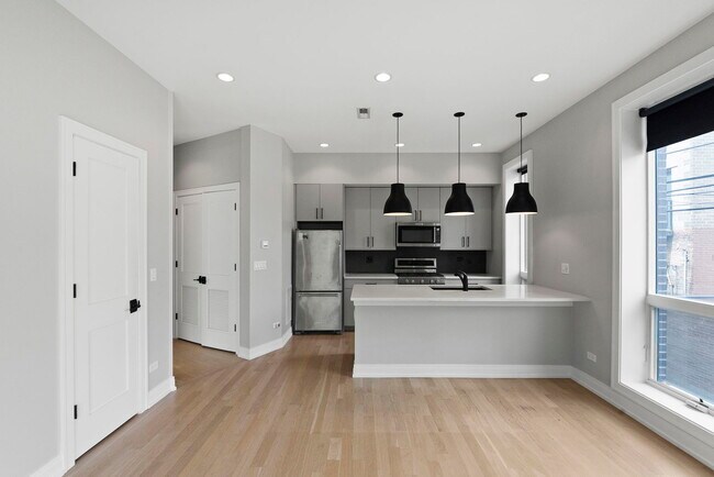 Primary Photo - 1050 W Cornelia Ave