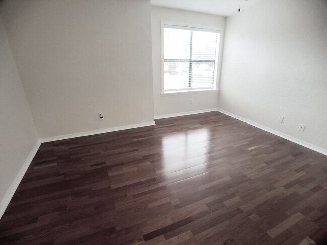 Building Photo - Beautiful 1/1 Wood Floors Condo for Rent i...