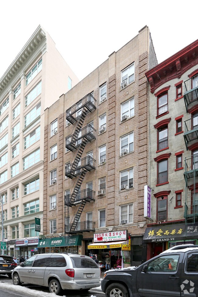 Primary Photo - 209 Grand St
