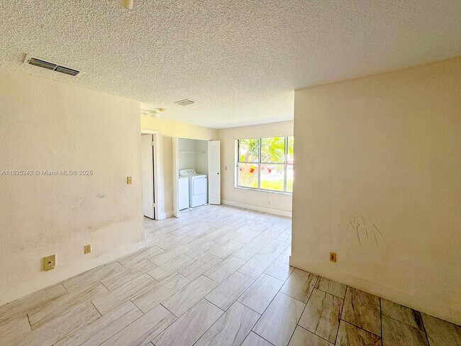 Building Photo - 3440 Pinewalk Dr N