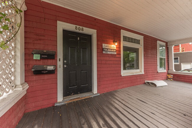 Building Photo - 808 E Ann St