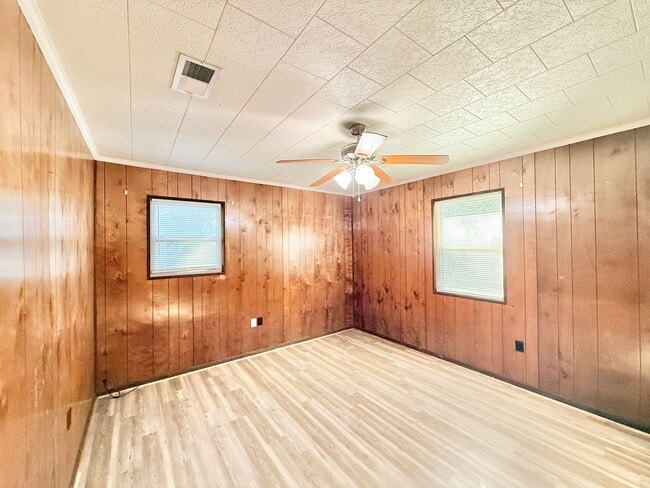 Building Photo - Charming 2-Bedroom Cottage On 1.25 Acres