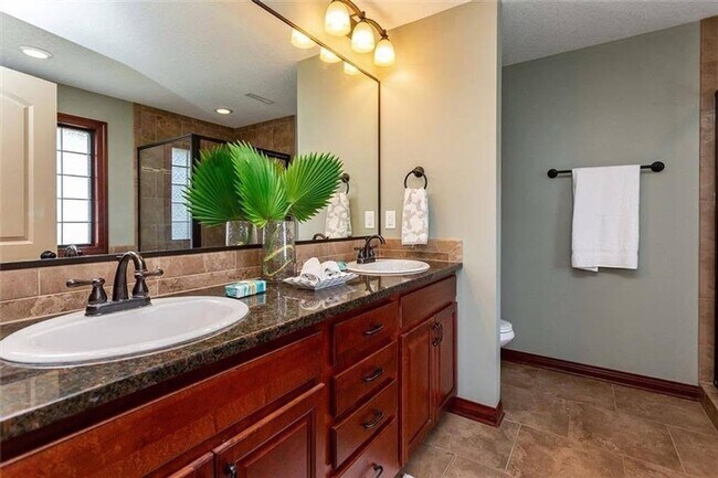 Building Photo - Spacious 5BR House in Johnston