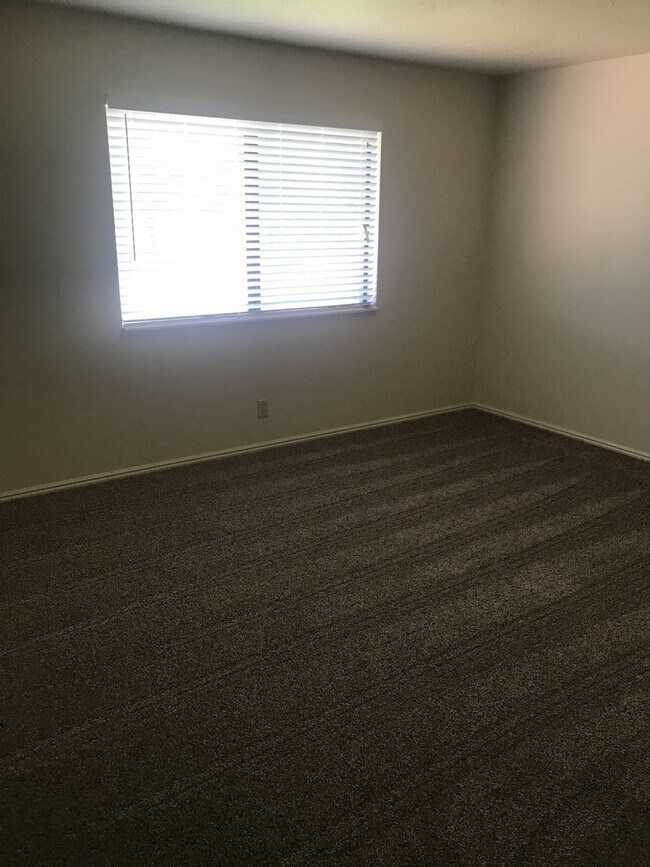 Building Photo - Townhome near College