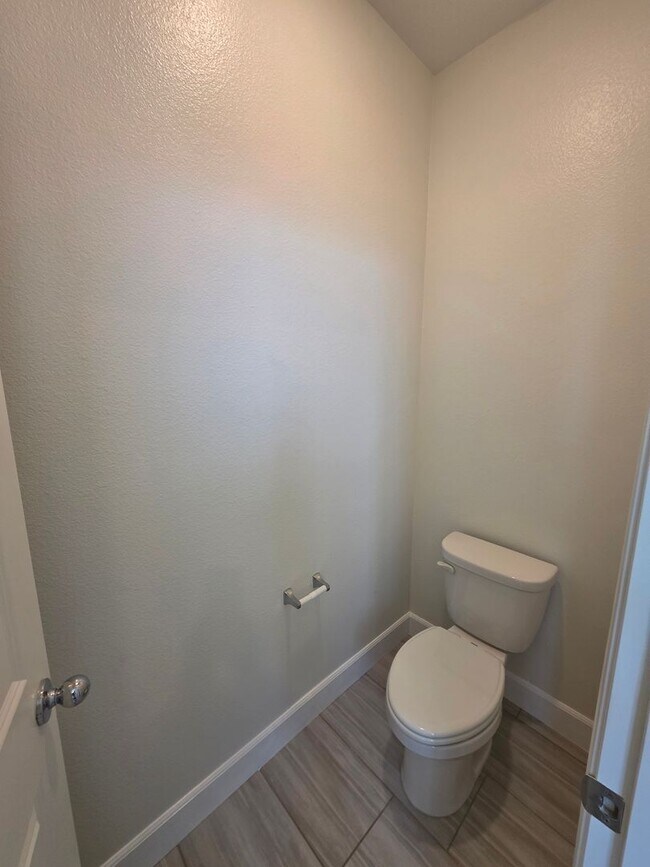 Building Photo - Newer 5 Bedroom 4.5 Bathroom in SE Visalia!! Coming soon!!