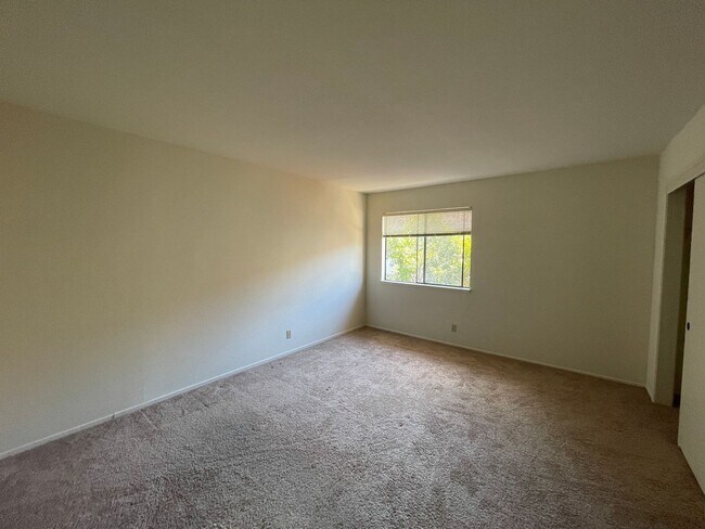 Building Photo - 3bd/2ba - Santa Clara Townhouse with 2 Car Garage