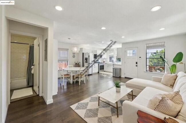 Building Photo - 3360 Arizona St