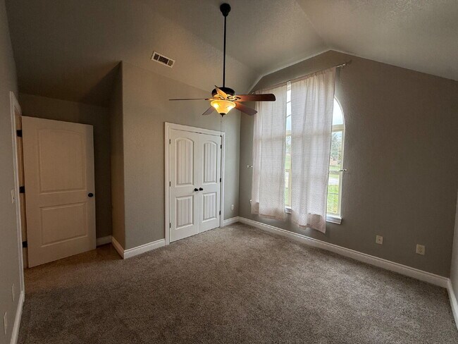 Building Photo - Great Outdoor Living Space / 4BR with 3 Ca...