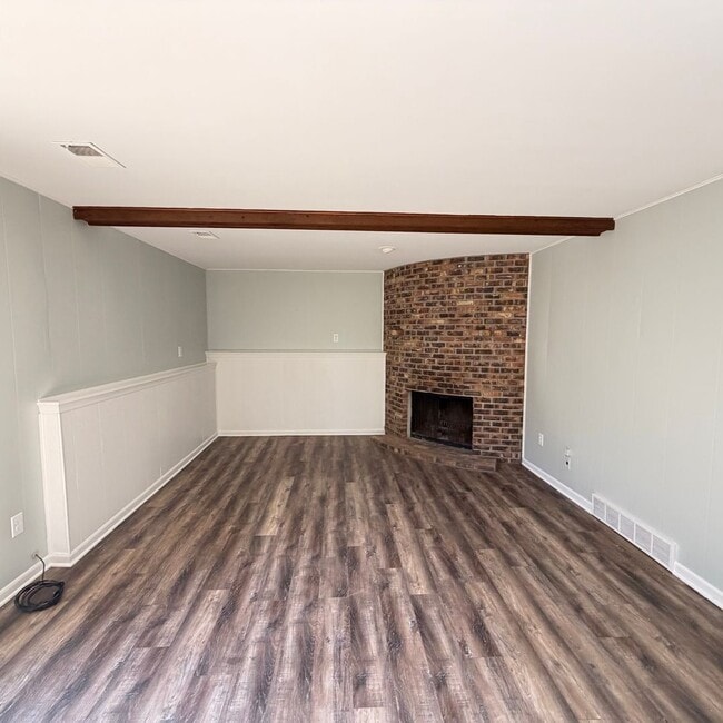 Building Photo - Spacious two Bedroom Quad-Level Home for R...