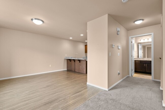 Building Photo - 4Bd/3.5Ba Mountlake Terrace Townhouse