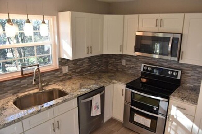 Building Photo - 4BR/3BA | Newly Renovated Single Family Home | Large backyard | In West Knoxville!