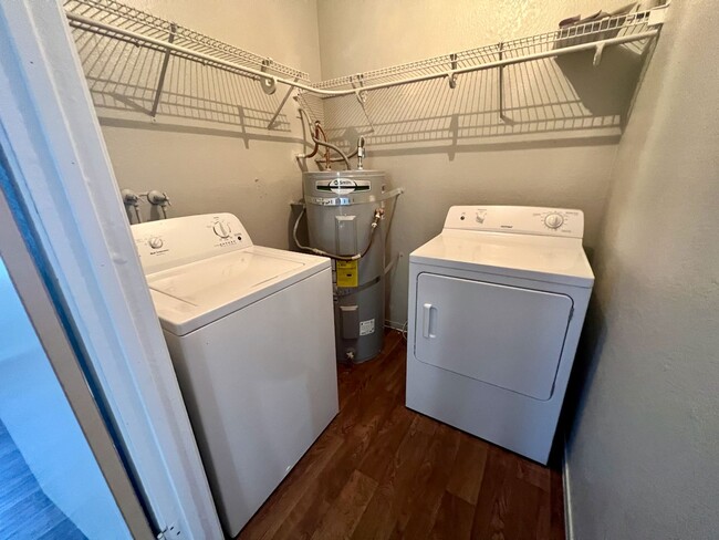 Building Photo - Renovated 2bedroom downstairs unit ready for immediate move-in.