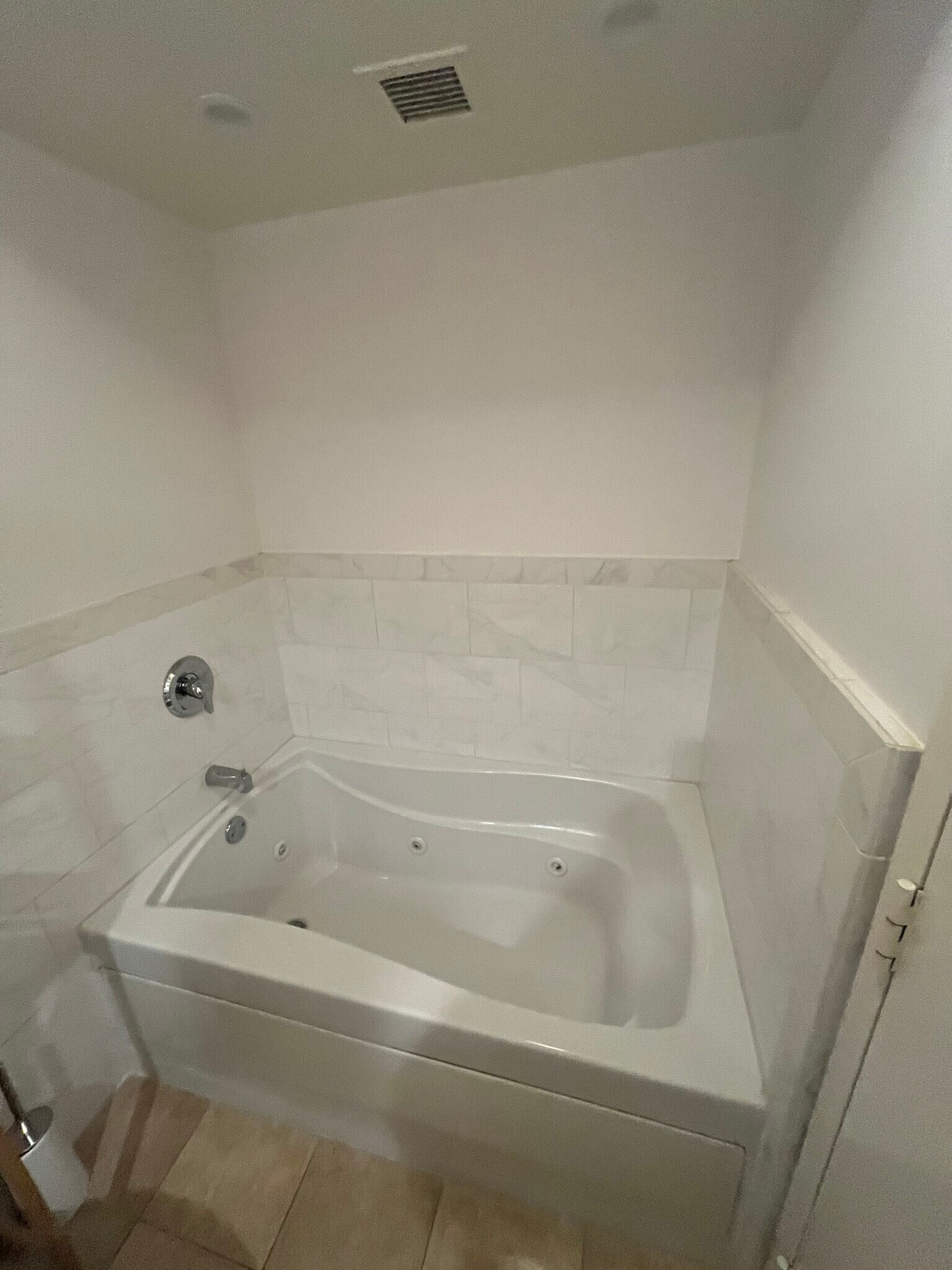 Master Bath Jacuzzi Tub - 500 W Harbor Dr