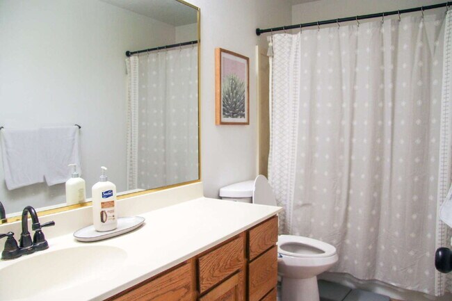 Building Photo - Spacious 4-Bed, 3-Bath Townhouse Retreat i...