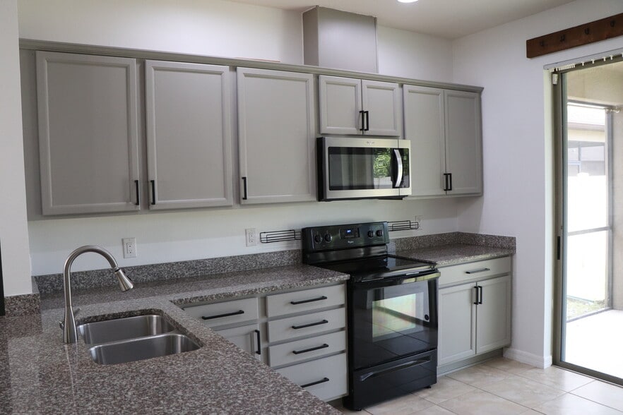 Building Photo - 5239 Fallen Leaf Dr