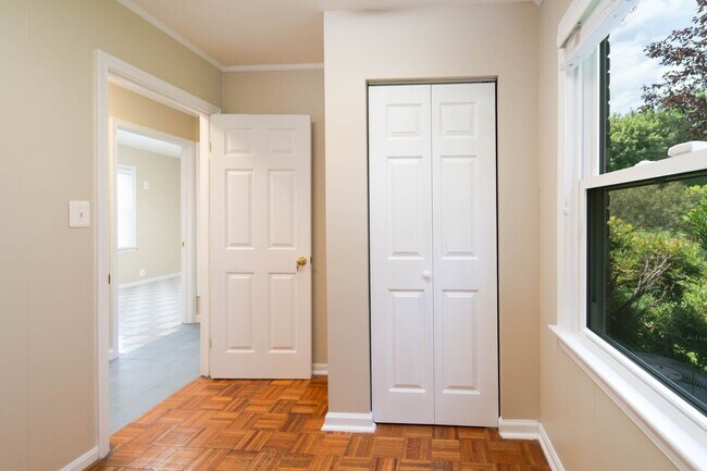Building Photo - Spacious Split-Level with In-Law Suite & B...