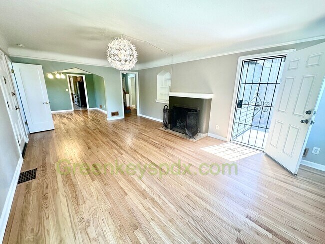 Building Photo - Huge 4 Bedroom 2 Bath House across from Rose City Golf Course