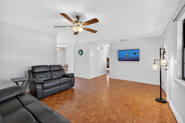 Building Photo - 6012 Hickory Dr