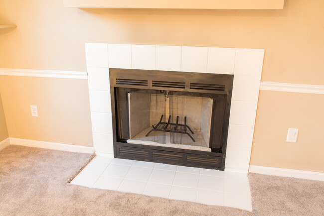 Building Photo - Gorgeous Colonial 3 BR 1.5 Baths, Fireplace, Jacuzzi Bath tub,  in Shirley