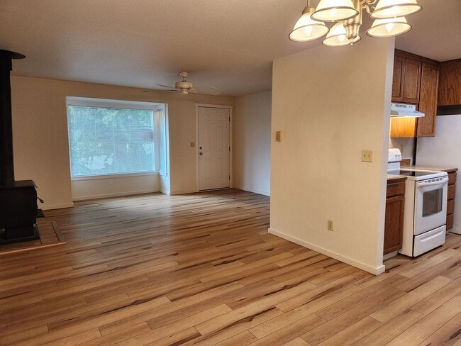 Building Photo - 3 Bedroom Rambler