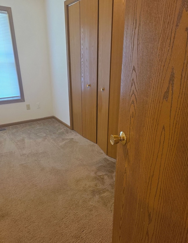 Building Photo - Great 3 Bed 2 Bath Duplex w/ attached 2 car garage!