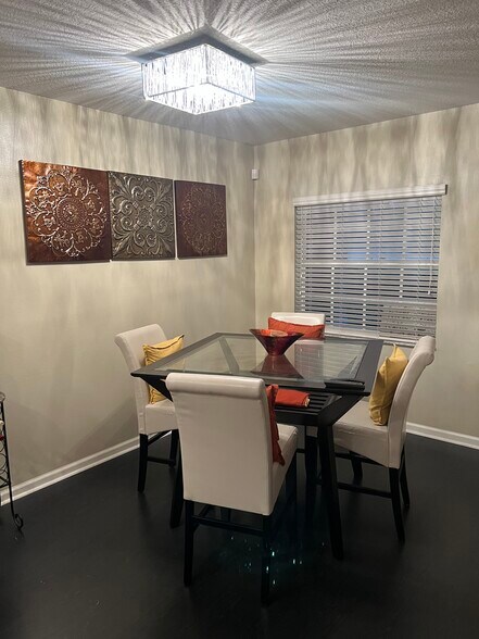 Living / dinning area - 1359 Avon Ln