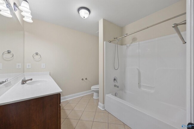 Building Photo - 120 Park Square Ln