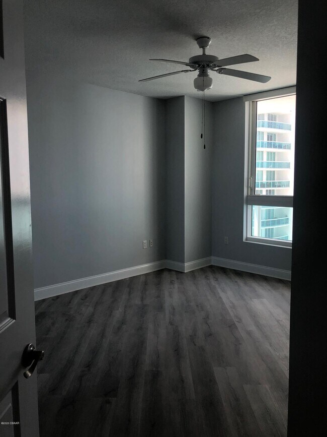 Building Photo - 231 Riverside Dr