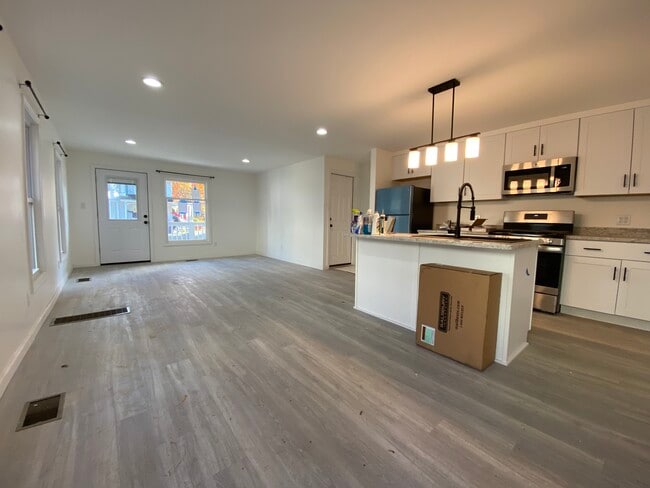 Building Photo - 470 W 2nd St