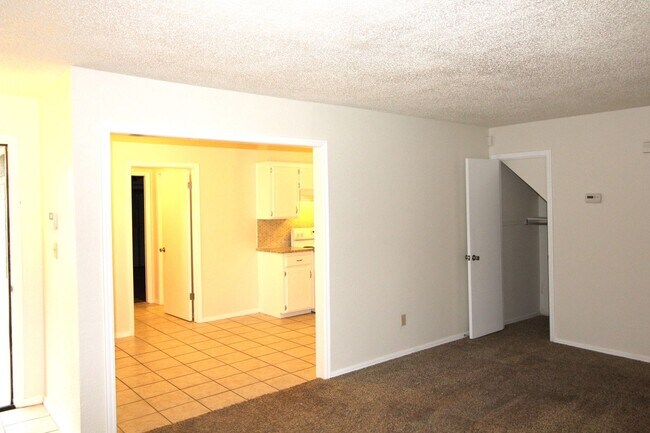 Building Photo - 1712 Jennifer Cir