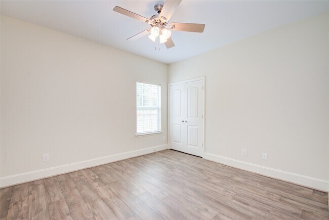 Building Photo - 10572 Twin Oak Dr