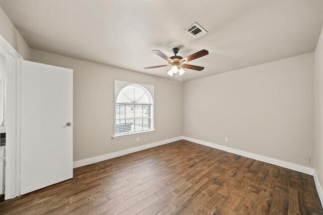 Building Photo - 2118 N Austin Ave