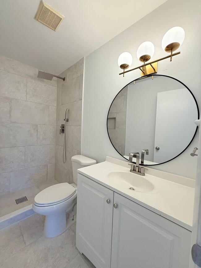 Building Photo - 4055 NW Cinnamon Tree Cir