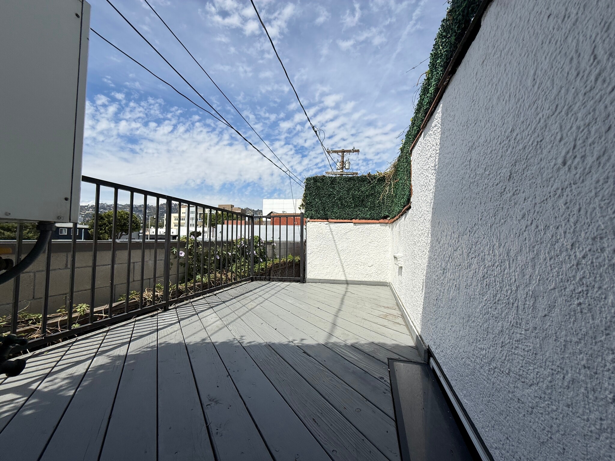 Building Photo - 7865 Willoughby Ave