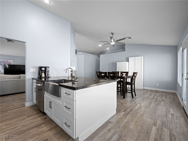 Building Photo - 4749 Califa Dr