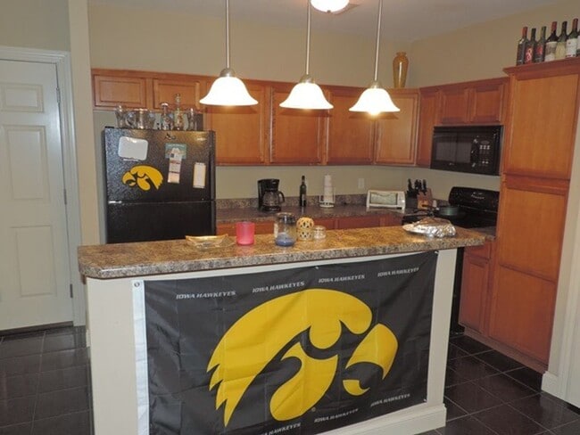 Building Photo - $2000 | 3 Bedroom, 2 Bathroom Condo | No P...