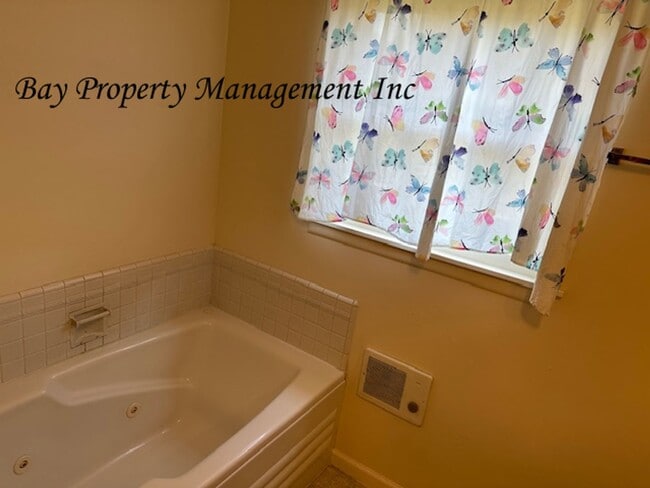 Building Photo - Charming 2 Bedroom, 1.5 Bath Home Near Riv...