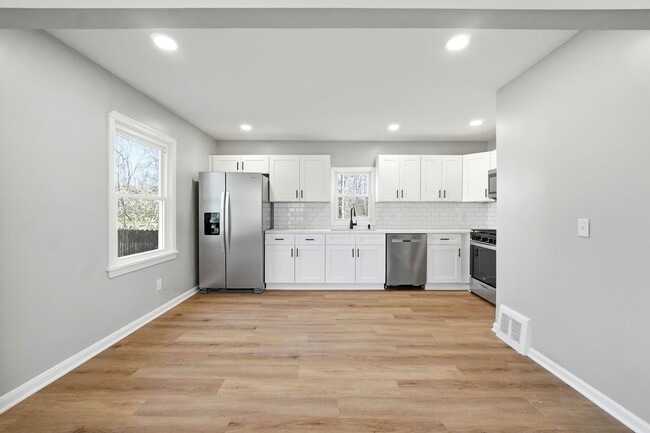 Building Photo - 3735 Richlawn Rd