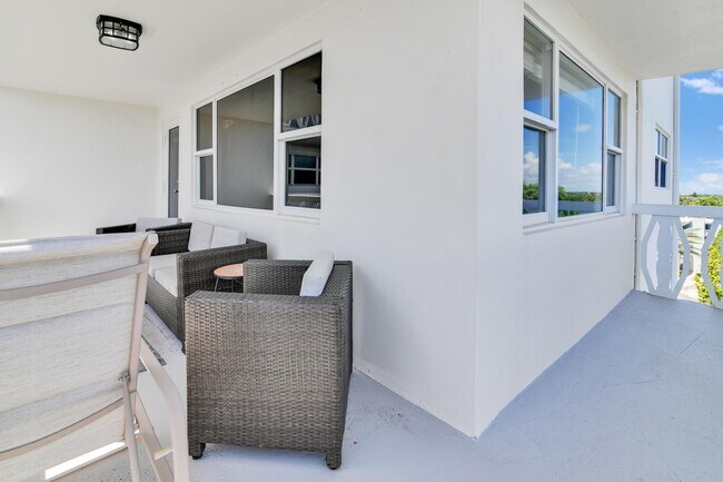Building Photo - 1169 Hillsboro Mile