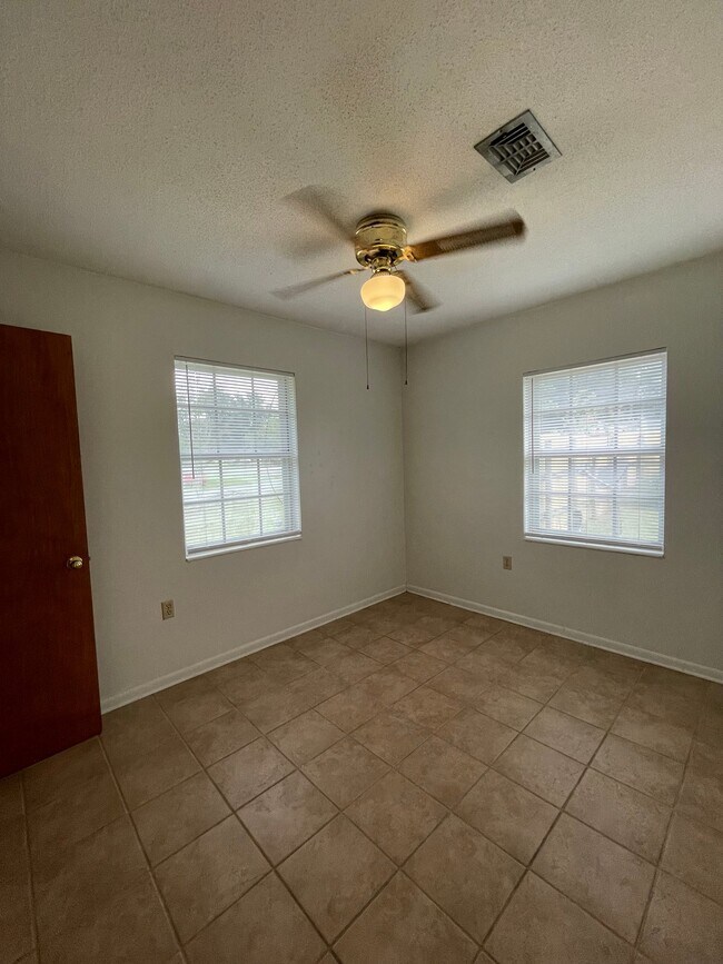 Building Photo - 48 Fawn Ln