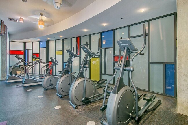 Building Photo - Modern Chic 2 bedroom at M2i