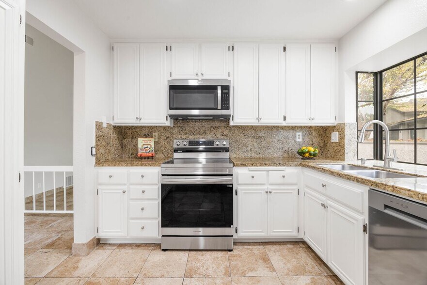 Building Photo - 2 Summerset