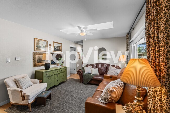 Building Photo - 221 Everett Dr