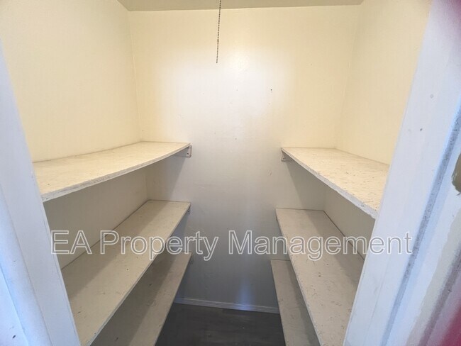 Building Photo - 525 Cedar St SE