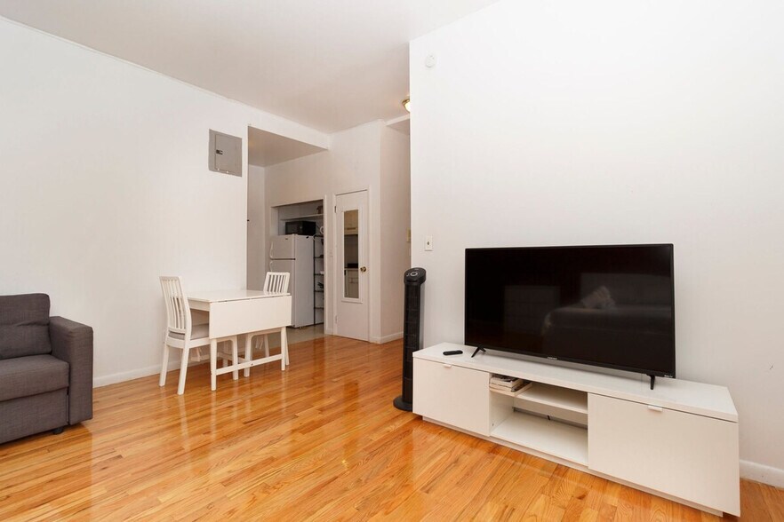 Building Photo - 215 B E 95th St