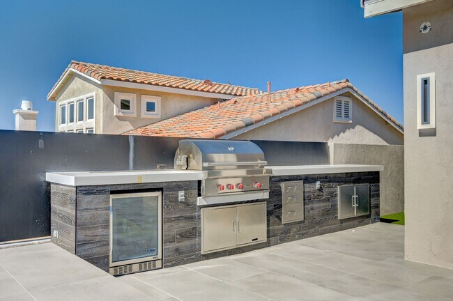 Building Photo - DREAMY 4BEDROOM HOME WITH POOL & BEAUTIFUL...