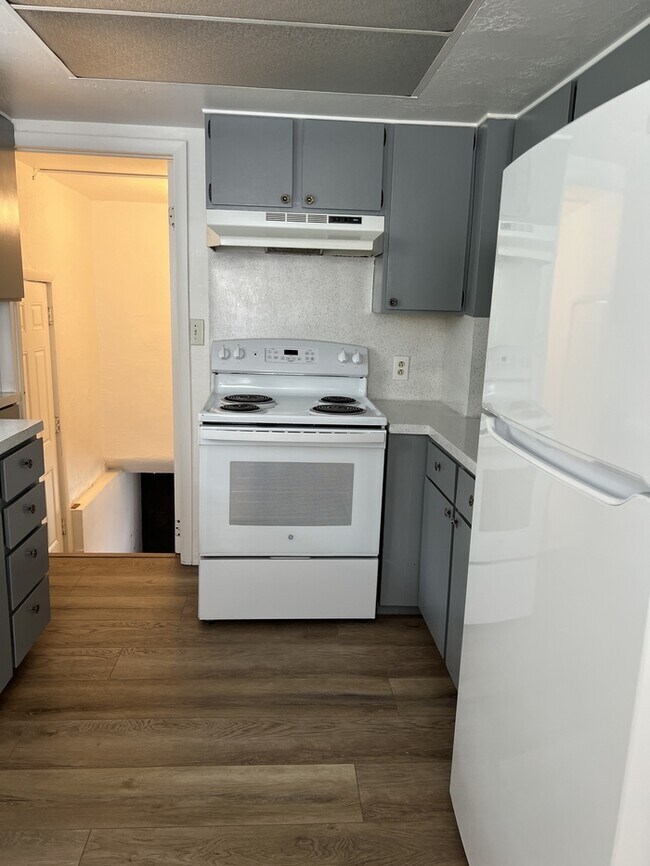 Building Photo - 83 E Pinehurst St