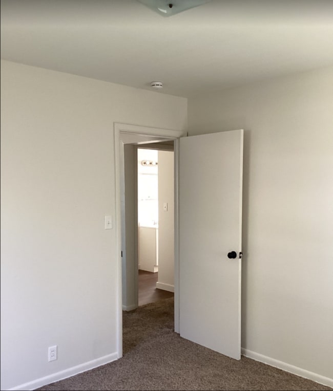 Building Photo - Month to Month